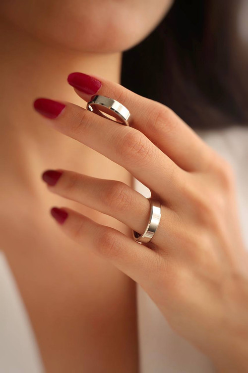 نمای نزدیک از ست حلقه نقره مدل آغوش ابدیت با طراحی ظریف و درخشش خیرهکننده رادیوم.