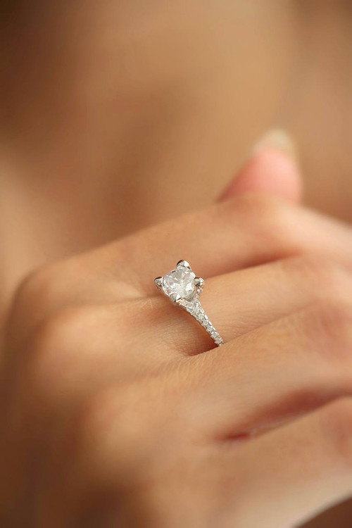 انگشتر نقره ۹۲۵ طرح امرالد با رکاب ظریف و نگین اتمی چهارگوش مشابه جواهرات لوکس