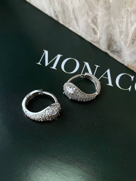 گوشواره نقره زنانه مدل ژورنالی با طراحی مدرن و آبکاری رادیوم براق