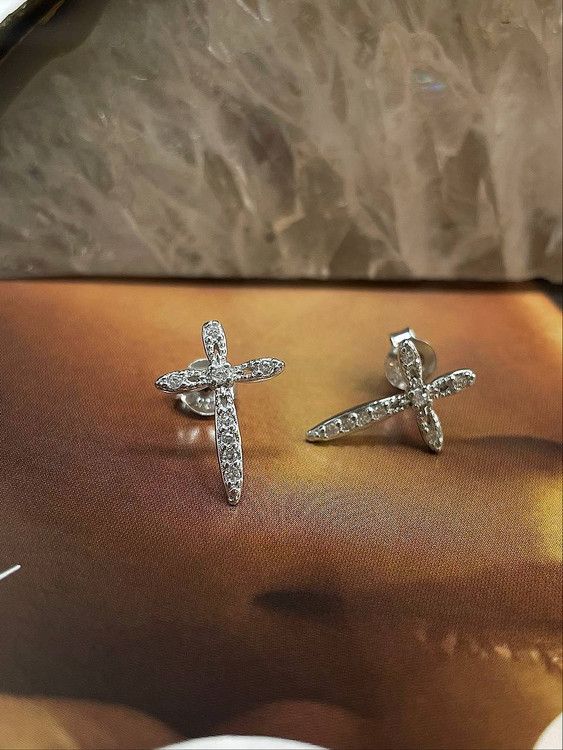 گوشواره نقره زنانه طرح صلیب ظریف با آبکاری رادیوم براق