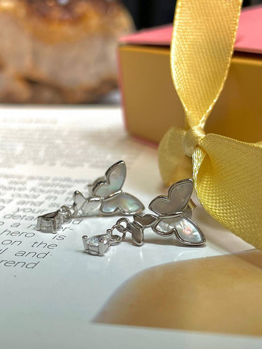 گوشواره نقره دخترانه مدل پروانه با درخشش خیرهکننده رادیوم.