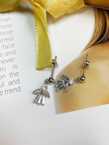 گوشواره نقره طرح فرشته وارداتی ایتالیا با عیار ۹۲۵ و آبکاری رادیوم در گالری اروند.