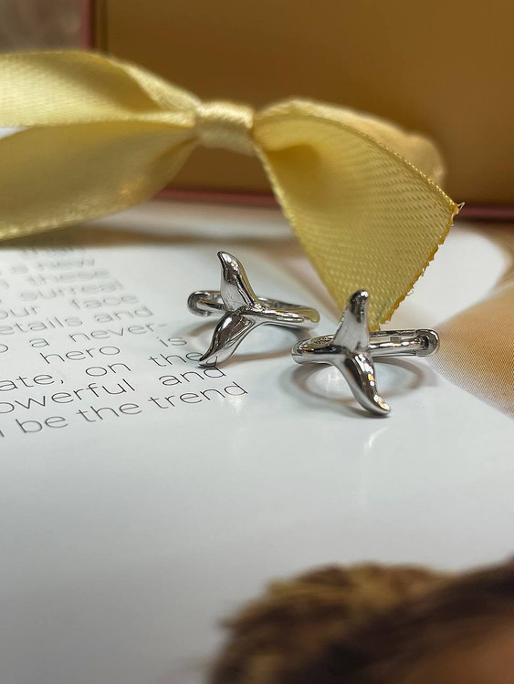 گوشواره نقره طرح دم وال وارداتی ایتالیا با عیار ۹۲۵ و آبکاری رادیوم در گالری اروند.