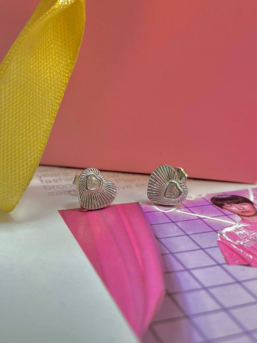 گوشواره نقره طرح قلب وارداتی ایتالیا با عیار ۹۲۵ و آبکاری رادیوم در گالری نقره اروند.