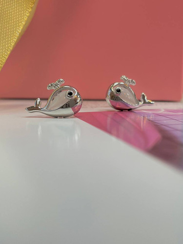 گوشواره نقره طرح دلفین وارداتی ایتالیا با عیار ۹۲۵ و آبکاری رادیوم در گالری اروند.