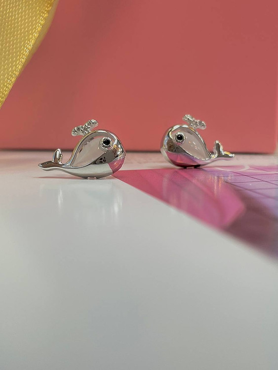 گوشواره نقره طرح دلفین وارداتی ایتالیا با عیار ۹۲۵ و آبکاری رادیوم در گالری اروند.