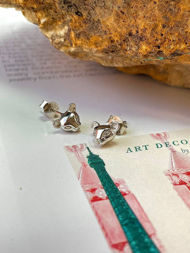 گوشواره نقره طرح پلنگ ایتالیایی با عیار ۹۲۵ و آبکاری رادیوم در گالری اروند.