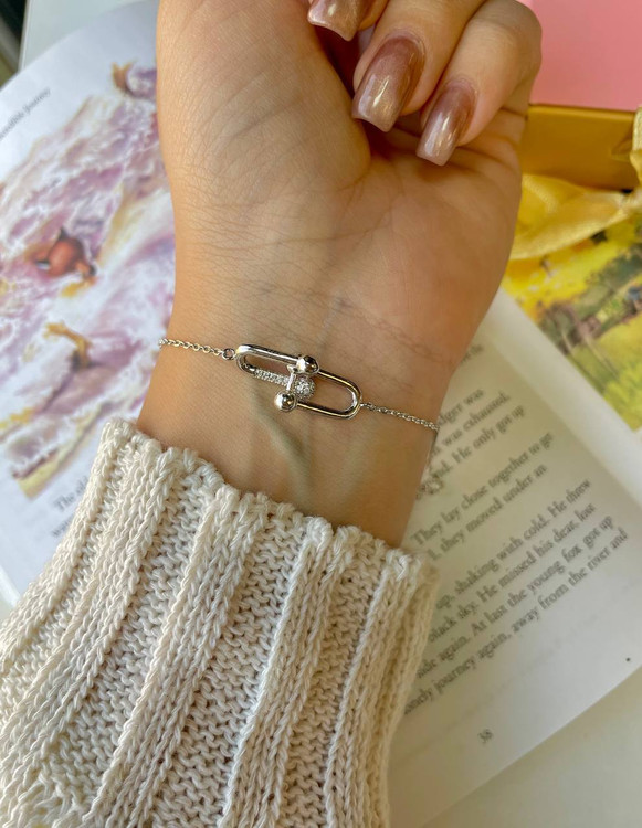 استایل شیک با دستبند نقره ۳.۲ گرمی طرح تیفانی روی مچ دست