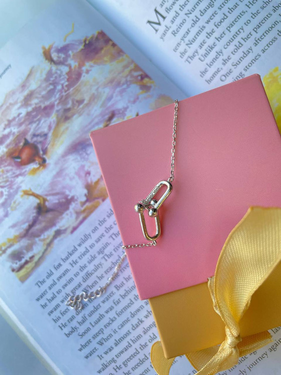 نمای نزدیک از کیفیت ساخت و عیار ۹۲۵ دستبند تیفانی اروند