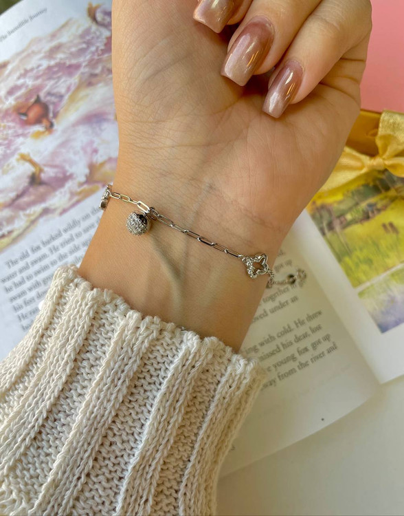 نمای نزدیک دستبند نقره ۴.۲ گرمی طرح ونکلیف روی مچ دست