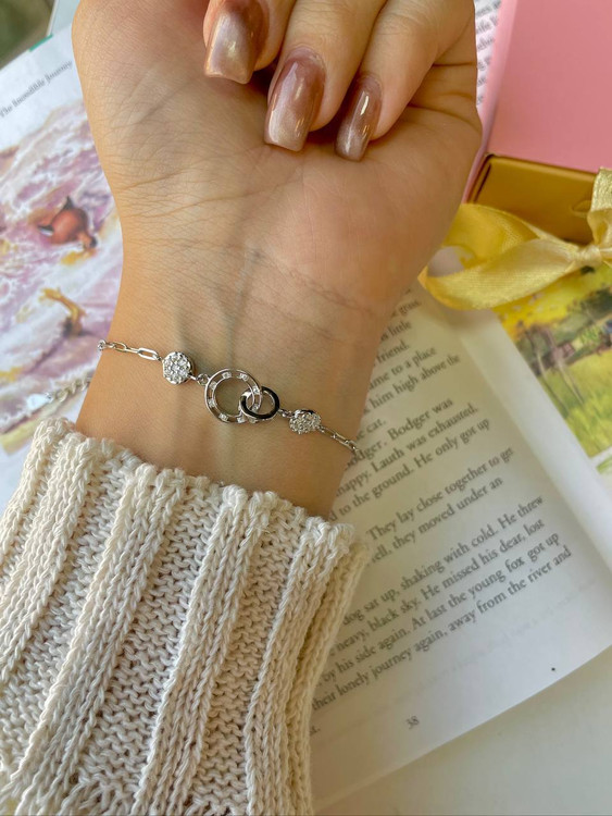 نمای نزدیک دستبند نقره ۳.۲ گرمی طرح زنجیر روی مچ دست مدل