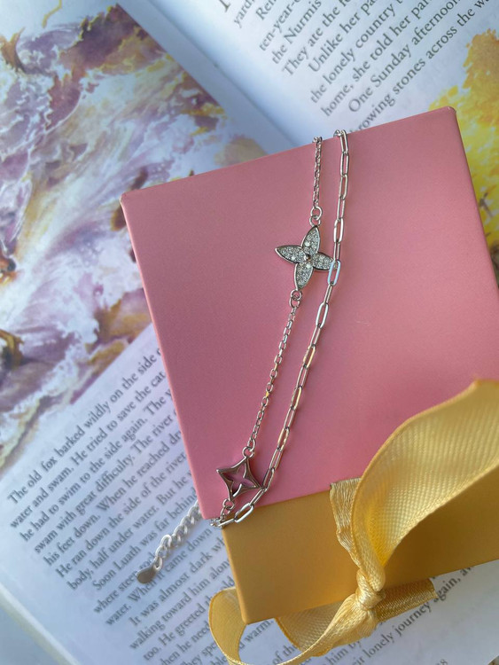 نمای دستبند نقره ۳.۳ گرمی طرح چهار پر داخل جعبه هدیه