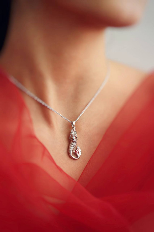 جزئیات طراحی و کیفیت آبکاری گردنبند پری دریایی عیار ۹۲۵