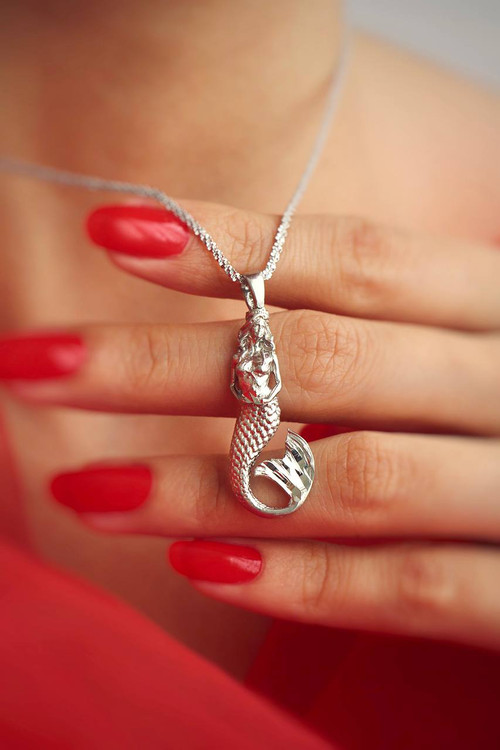 نمای گردنبند نقره ۴.۳ گرمی طرح پری دریایی روی دست مدل