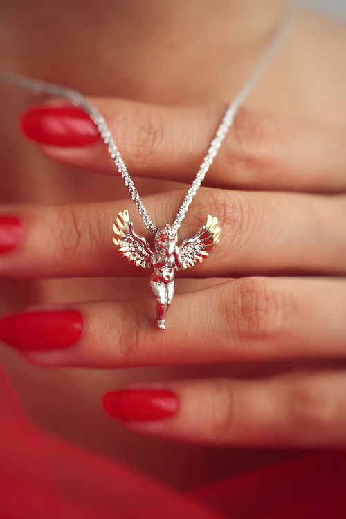 نمای نزدیک گردنبند نقره ۳.۵ گرمی طرح فرشته روی گردن مدل