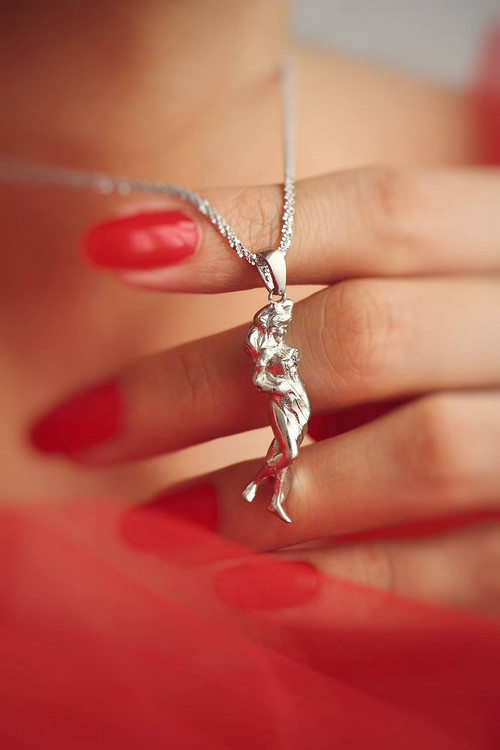 نمای نزدیک پلاک نقره طرح زن فرشته ۵/۵ گرمی با زنجیر خاویاری.