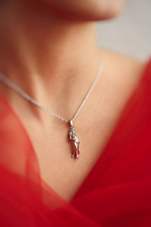استایل گردنبند نقره مدل زن فرشته روی لباس قرمز