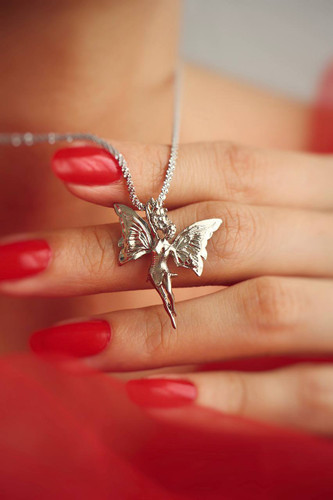 نمای گردنبند نقره ۳/۲ گرمی طرح فرشته بالدار با درخشش نگینها