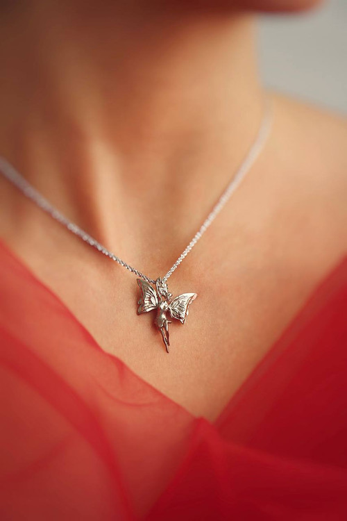 جزییات ظریف بالهای فرشته و عیار ۹۲۵ در گردنبند نقره اروند.