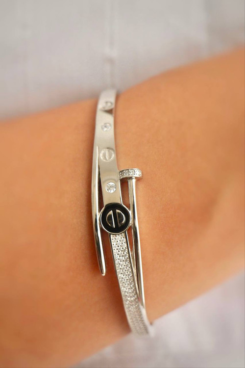 جزییات قفل و آبکاری رادیوم در دستبند نقره مدل کارتیه اروند.