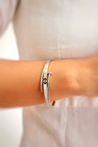 نمای دستبند النگویی نقره طرح کارتیه ۱۴/۸ گرمی روی مچ دست