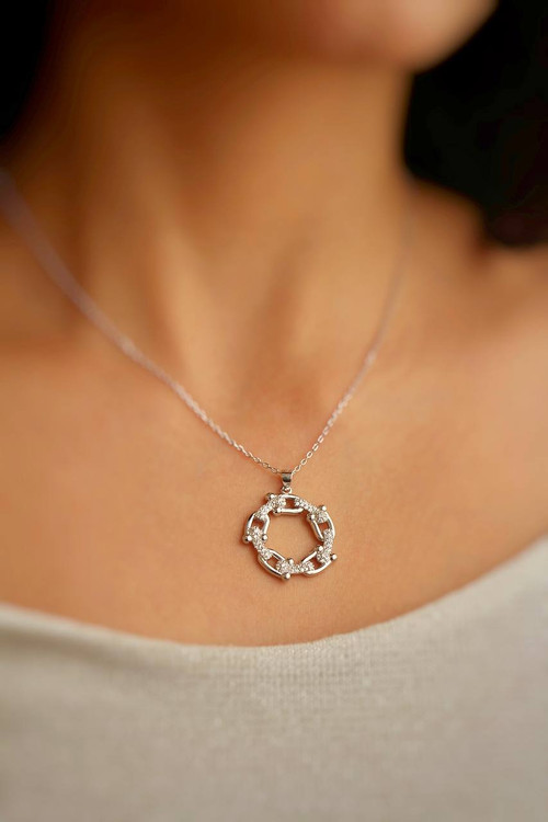 جزییات بافت زنجیر و حک عیار ۹۲۵ در گردنبند مدل تیفانی اروند.