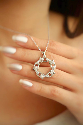 نمای گردنبند نقره طرح تیفانی ۷/۱ گرمی با درخشش رادیوم روی گردن