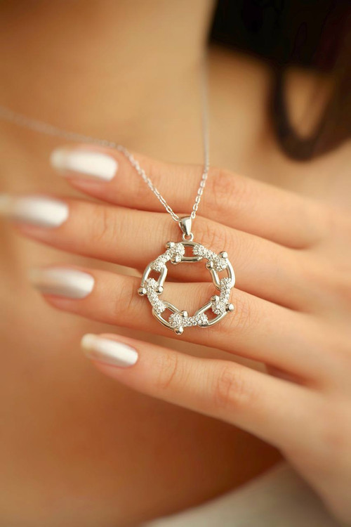 نمای گردنبند نقره طرح تیفانی ۷/۱ گرمی با درخشش رادیوم روی گردن