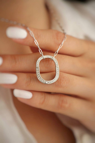 نمای نزدیک گردنبند نقره بیضی نگینکاری شده مدل تارلا روی دست