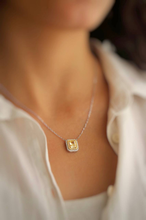 جزییات تراش نگین و زنجیر متصل در گردنبند نقره عیار ۹۲۵ اروند.