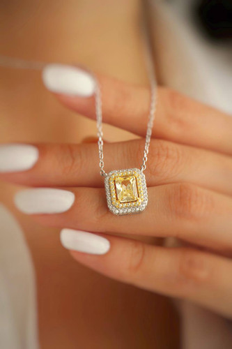 نمای گردنبند نقره تکنگین مدل برلیان ۴/۳ گرمی روی گردن.