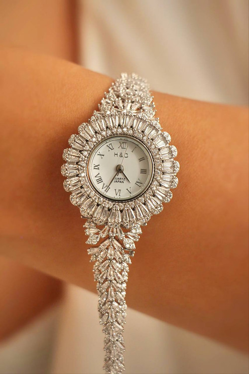 نمای کامل ساعت نقره زنانه جواهری مدل ساغر ۳۳ گرمی روی مچ دست