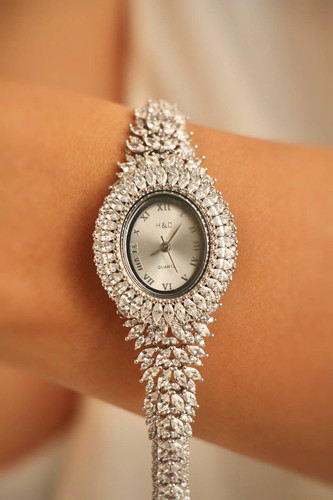 نمای ساعت نقره زنانه مدل افسون ۳۳ گرمی با بند جواهری روی مچ