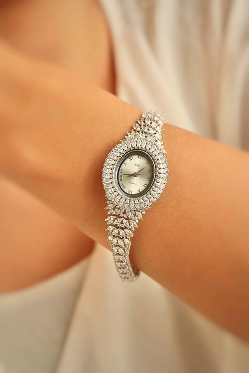 جزییات صفحه بیضی و نگینکاری ساعت نقره عیار ۹۲۵ اروند.