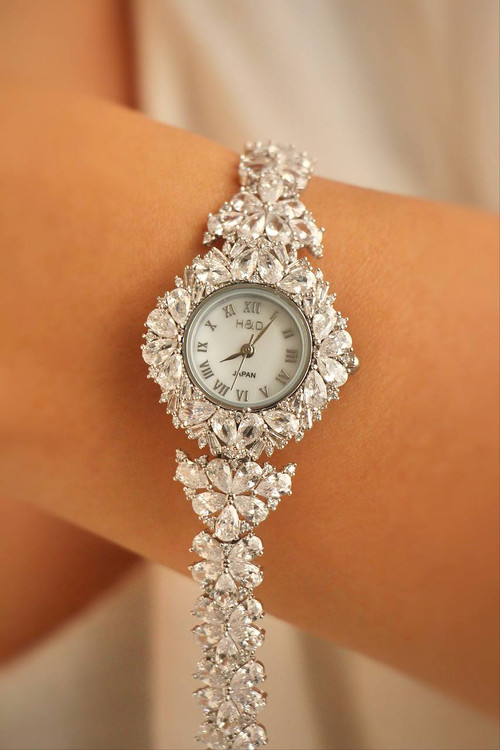 نمای کامل ساعت نقره زنانه جواهری مدل تابان روی مچ دست