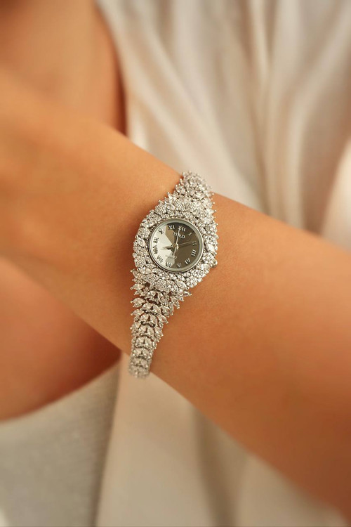 جزییات بند و پشت بدنه ساعت نقره ۳۵/۳ گرمی با عیار ۹۲۵.