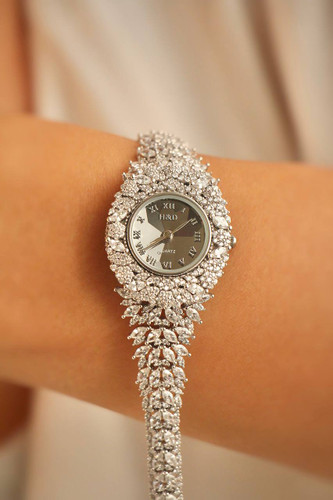 نمای ساعت نقره زنانه جواهری مدل تلالو روی مچ دست با درخشش نگینها.
