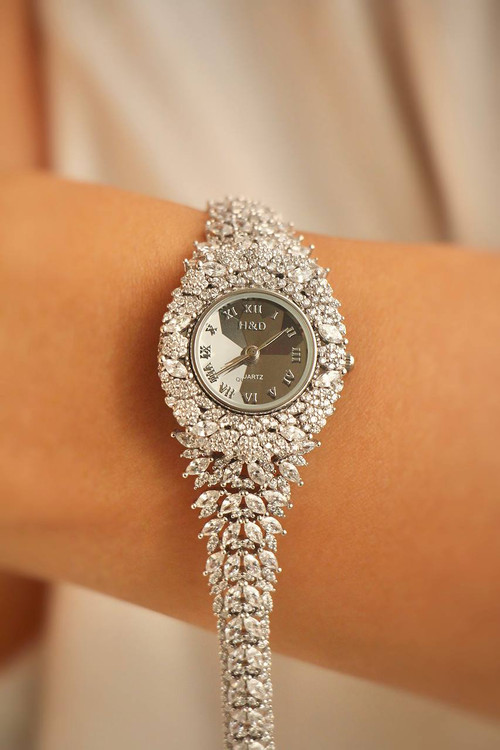 نمای ساعت نقره زنانه جواهری مدل تلالو روی مچ دست با درخشش نگینها.