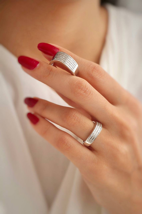 نمای ست حلقه نقره ۹/۳ گرمی مدل نجوا با طراحی پهن روی انگشت.