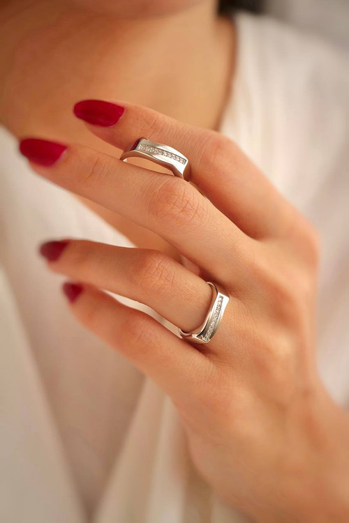 نمای ست حلقه نقره ۶/۸ گرمی مدل دلبران روی دست عروس و داماد.