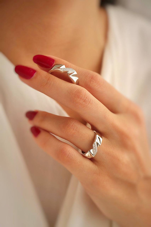 نمای ست حلقه نقره ۶/۴ گرمی مدل همنفس روی انگشت دست