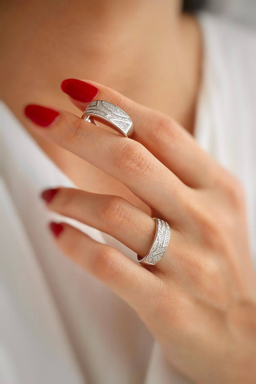 نمای ست حلقه نقره ۷/۸ گرمی مدل میثاق روی انگشت دست زوج