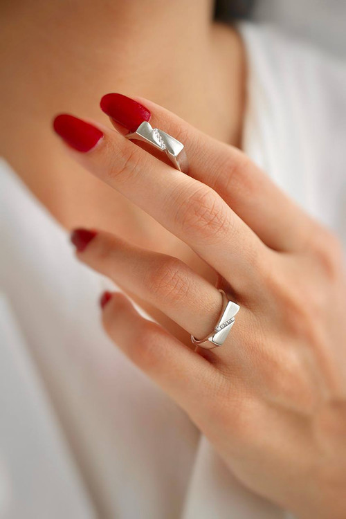 نمای ست حلقه نقره مدل تندیس ۵/۷۸ گرمی روی انگشت دست.