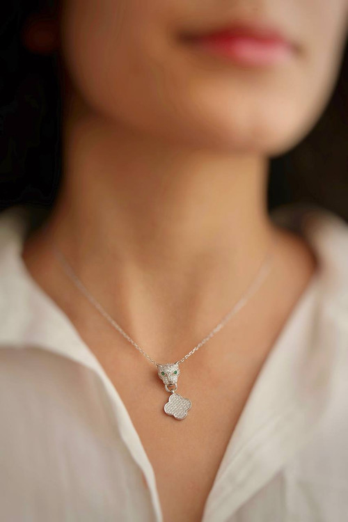 جزییات طراحی سر پنتر و عیار ۹۲۵ در گردنبند نقره اروند.