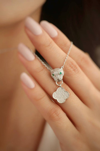 نمای گردنبند نقره ۵.۱ گرمی طرح پنتر و ونکلیف روی دست