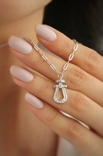 نمای نزدیک گردنبند نقره ۳.۷ گرمی طرح امگا روی گردن