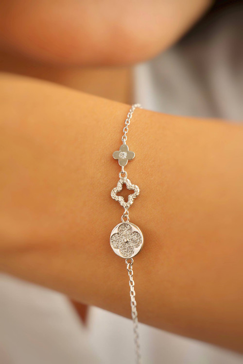 نمای دستبند نقره ۳ گرمی طرح ونکلیف ۲ روی مچ دست.