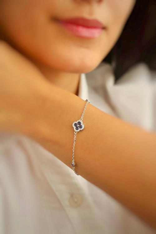 جزییات سنگ یاقوت کبود و عیار ۹۲۵ دستبند نقره اروند.