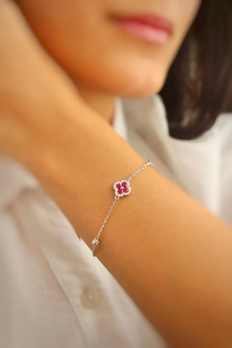 نمای دستبند نقره ۲.۸ گرمی ونکلیف با سنگ آبی روی مچ دست