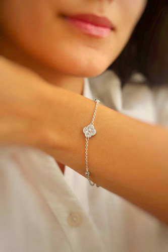 نمای دستبند نقره طرح ونکلیف تراش ۲.۹ گرمی روی مچ دست.